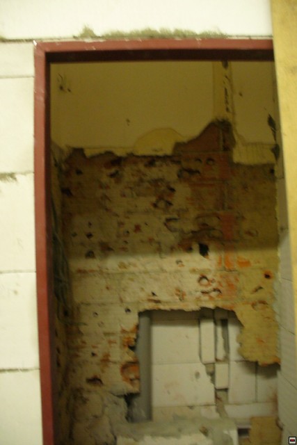 34-probourání zdiva  k odpadním svodům na toaletách mužů.jpg